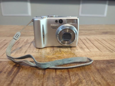 Nikon Coolpix 5900 Digital Camera  ( PARTS )  - Image 1 of 3
