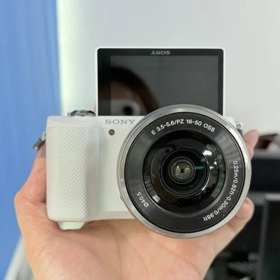 Cámara digital Sony Alpha a5000 sin espejo con lente de 16-50 mm probada en inglés Foto 1 de 4