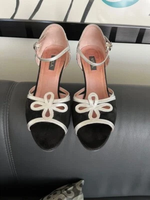 N.Y.L.A. Gamuza Negra con Borde Plateado y Correa de Tacón para el Tobillo 8 B en Excelente Estado Foto 1 de 3