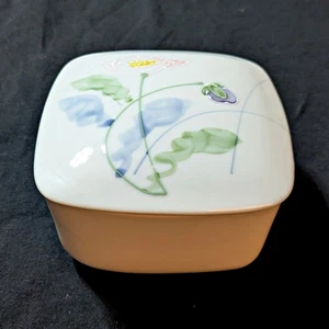 Caja de baratijas vintage floral de porcelana blanca - cuadrada de 5" - Hecha en Japón - Imagen 1 de 4