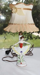 Vintage Germany Porzellan Lampe Flapper Lady Risque mit Original Papierschirm funktioniert - Bild 1 von 24