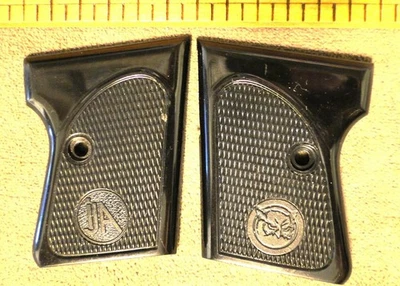 Pistola semiautomática pequeña de fábrica Iver Johnson empuñaduras de plástico negro solo excelente estado. Foto 1 de 3