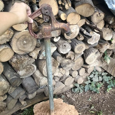 Grifo de boca de agua exterior Clayton Mark mango de metal y pipa decoración de jardín  Foto 1 de 4