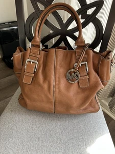 Bolso de mano Michael Kors - Brookville AV USADO EN EXCELENTE ESTADO - Imagen 1 de 9