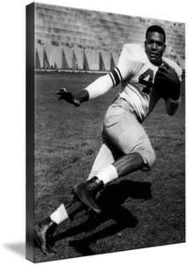 Art sur toile - Jim Brown posé NFL football photo vintage noir et blanc, 3 tailles - Imagekind - Photo 1 sur 15