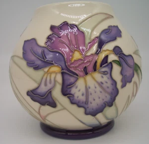 Jarrón Moorcroft Peter Hewitt de Nicola Slaney West & Midlands Iris Group precio de venta sugerido por el fabricante 380 GBP - Imagen 1 de 11