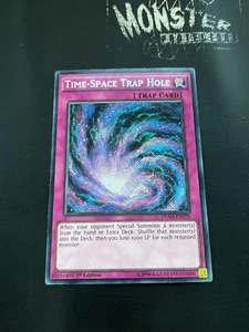 YUGIOH ZEITRAUMFALLE LOCH SECRET RARE DUEA-DE079 1.AUFLAGE - Bild 1 von 2