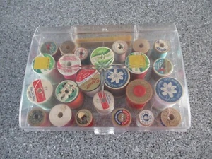  VINTAGE DRITZ SPOOL BOX 786 W/24 THREAD SPOOLS -SOME WOOD - Picture 1 of 12