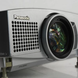 PANASONIC PT-L520U LCD Home Theater Video Projector 2000 Lumens VGA RCA - Picture 1 of 14