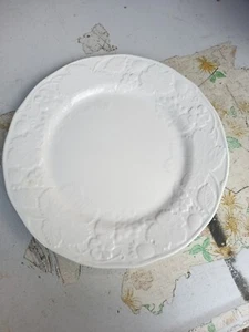 Wedgwood Strawberry & Vine  Dinner Plate 794848 Gently Used - Picture 1 of 6