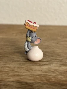 "Figura de 1,5"" Nibbles Grey Mouse sosteniendo postre programa de televisión Tom & Jerry juguete de PVC raro" - Imagen 1 de 10