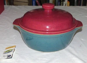 Denby Harlequin casseruola e coperchio quarto rosso/verde 2,75 (2,3/4) - nuovo - Foto 1 di 4