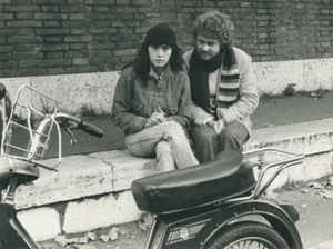 MARIA SCHNEIDER BEPPE GRILLO CERCASI GESU 1982 VINTAGE PHOTO ORIGINAL #1 - Picture 1 of 1