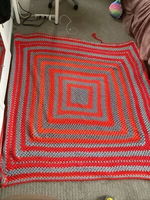 Manta de ganchillo hecha a mano - roja/naranja/gris tejida a mano 64”x64” - ENVÍO GRATUITO Foto 1 de 3