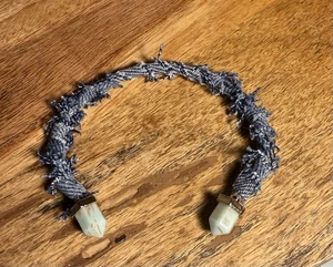 Bracciale Denim regolabile con accenti e pietre in metallo color oro. - Foto 1 di 5