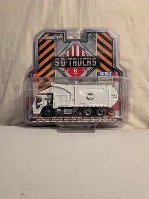 Camión de basura GreenLight New York City Sanitation Mack LR cargador frontal 1:64 Foto 1 de 4