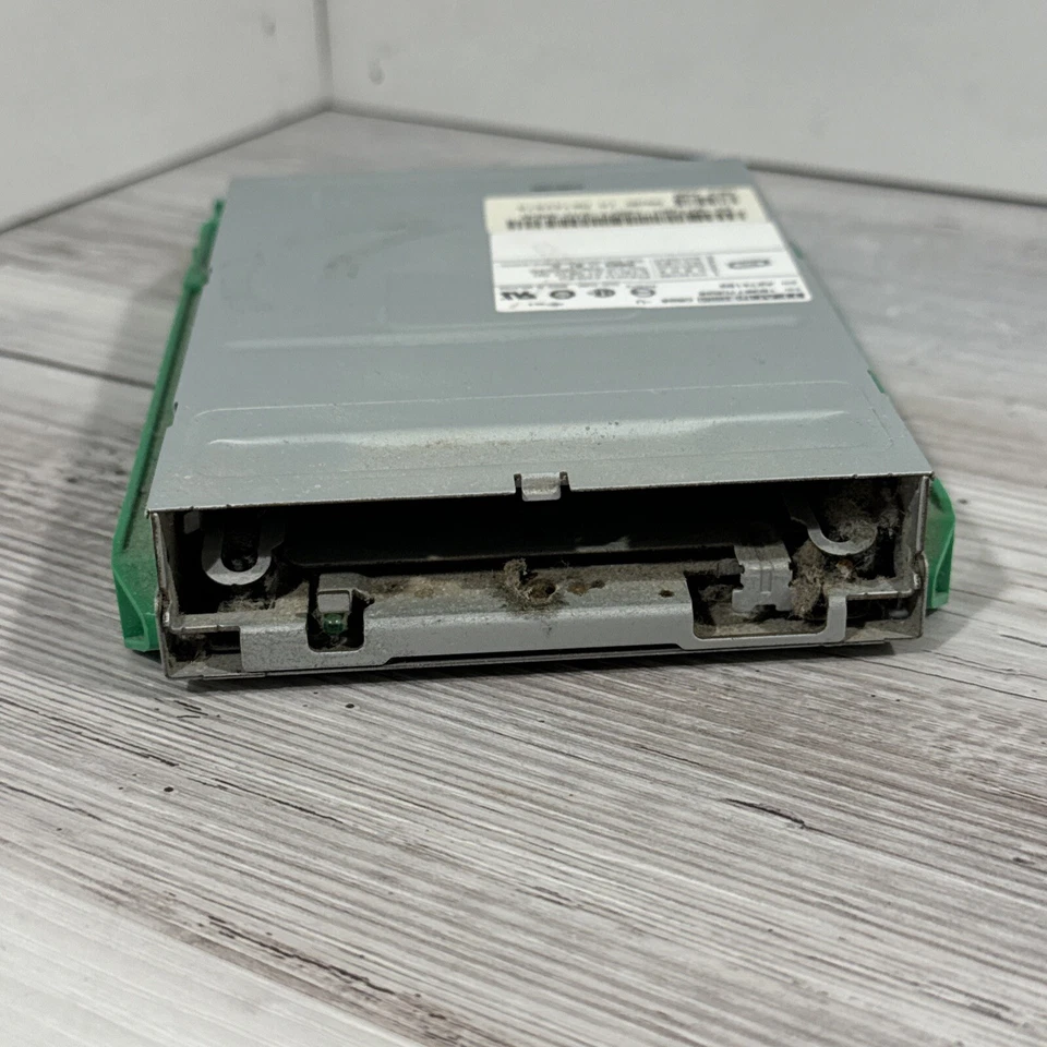 COMPAQ 147243-001 3.5 1.44MB  FLOPPY DRIVE DESKPRO PROLINEA TEAC FD-235HG - Image 1 of 4