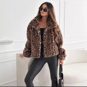 Cappotto giacca corto soprabito donna 2024 moda pelliccia sintetica leopardata collo alto 377 - Foto 1 di 6