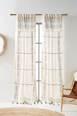 Anthropologie Amina Cortina Embellecida Bordada 84" x 50" - Foto 1 de 3