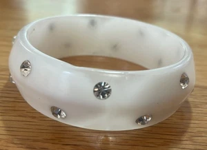 VINTAGE WHITE LUCITE BANGLE WITH RHINESTONES - Picture 1 of 2