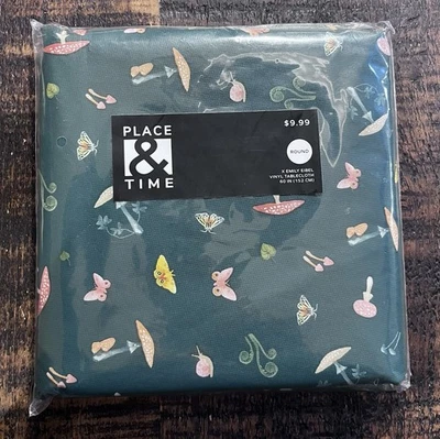 "Mantel redondo de vinilo de 60"" Green Butterfly & Mushroom Emily Eibel lugar y hora" Foto 1 de 4
