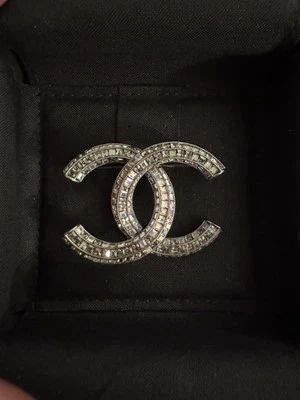 Nuevo Broche Auténtico Chanel CC Logo Gunmetal Plata Cristal Foto 1 de 4