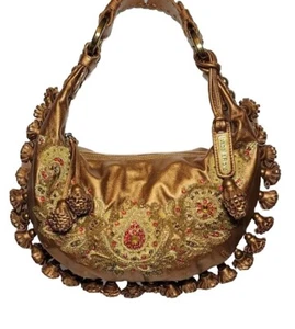 BOLSO DE MANO DE BODA ISABELLA FIORE SM MORGAN INDIA DORA BORDADO DORADO CON CUENTAS $385 - Imagen 1 de 12