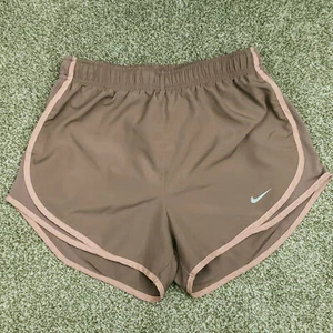 Pantalones Cortos para Correr Nike Tempo Mujer Talla Pequeña AHUMADA MALVA Dri-Fit Malla USO SUAVE - Imagen 1 de 17