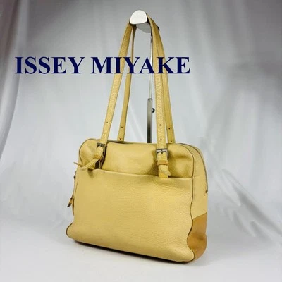 Bolso de Hombro Issey Miyake Cuero Beige Cuero Granulado Mujeres Lujo Moderno Usado Foto 1 de 4