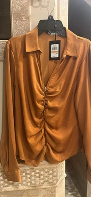 Blusa para mujer DKNY en color nuez moscada tostada.  Nuevo con etiquetas. Foto 1 de 3