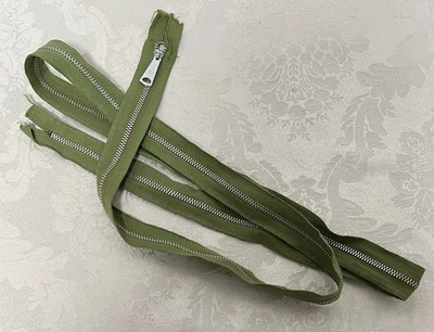 "Cremallera de metal verde oliva vintage 52"" • Parte inferior cerrada y parte superior del puente • Marca YKK" Foto 1 de 4
