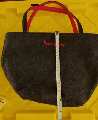 Cartera Neiman Marcus gris y roja Foto 1 de 3