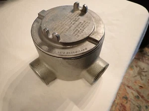GUAL59 CROUSE HINDS 2 HUB ROUND CONDUIT OUTLET BOX WITH COVER AND 1.5 INCH HUBS - Picture 1 of 5