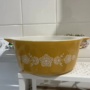 Vintage Pyrex Butterfly Gold Cinderella Casserole Dish 475 B Milk Glass W/O Lid - Picture 1 of 6