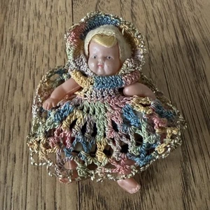 Muñeca bebé vintage miniatura de plástico de 3" vestida con colorido vestido de ganchillo y sombrero - Imagen 1 de 7