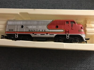 HO Scale Model Power,  F7-A Diesel Locomotive, Santa Fe Warbonnet Red/Silver New - Image 1 of 2