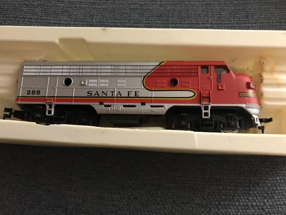 HO Scale Model Power,  F7-A Diesel Locomotive, Santa Fe Warbonnet Red/Silver New - Image 1 of 2