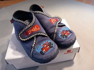 Kinder Hausschuhe Gr. 22 mit Rennauto aufgestickt , blau und Kettverschluss - Bild 1 von 4
