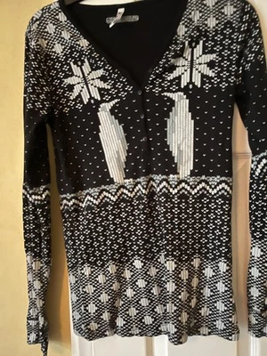 Billabong Christmas top. Size M - Image 1 of 3