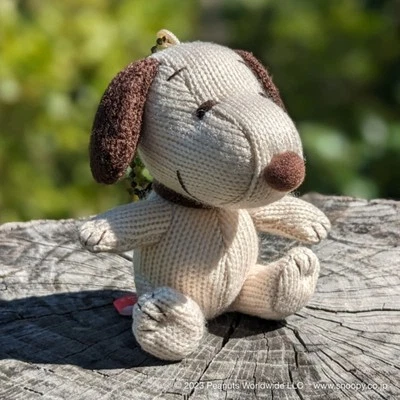 PEANUTS Snoopy gestricktes Maskottchen MOKKA Stofftier Schlüsselanhänger sitz... - Bild 1 von 2