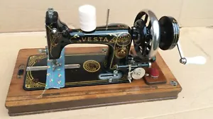 Antike Vesta L.O Dietrich Altenburg Handkurbel Vibrierende Shuttle Nähmaschine - Bild 1 von 12