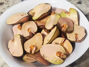 15 Stück Split Rot Grün und Weiß Bio Kolanut Oji Traditionelle Gworo Kolanuss - Bild 1 von 3