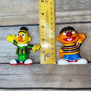 Topper per torte figure in PVC Bert & Ernie Sesame Street Hasbro Workshop 3" - Foto 1 di 17