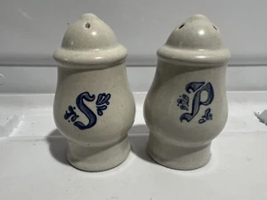 Pfaltzgraff Yorktowne Blue Flower Stoneware Salt & Pepper Shaker Set Vintage - Picture 1 of 7