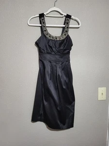 DB David’s Brautjungfernkleid Größe 4 mit Schmucksteinen besetzter Ausschnitt schwarz Satin neu mit Etikett  - Bild 1 von 12