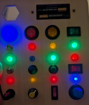 Busy Board Montessori Toys for Toddlers Wooden Sensory Switch Toy with Lights Foto 1 de 3