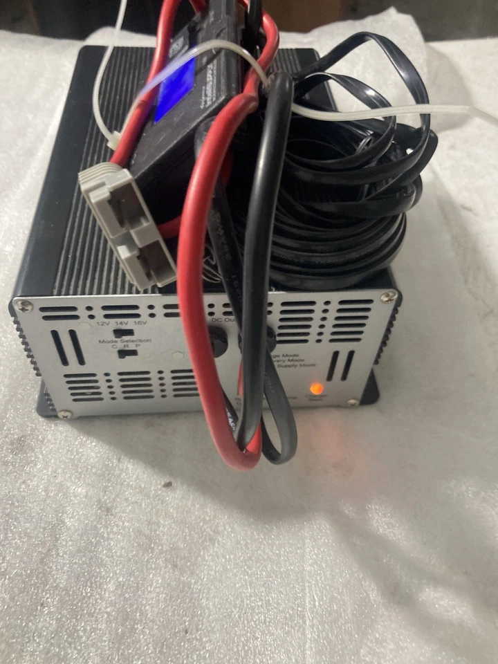 Fuente de alimentación XS Power IntelliSUPPLY, 30 AMPERIOS, 12V, 14V, 16V con modo de carga AGM Foto 1 de 3