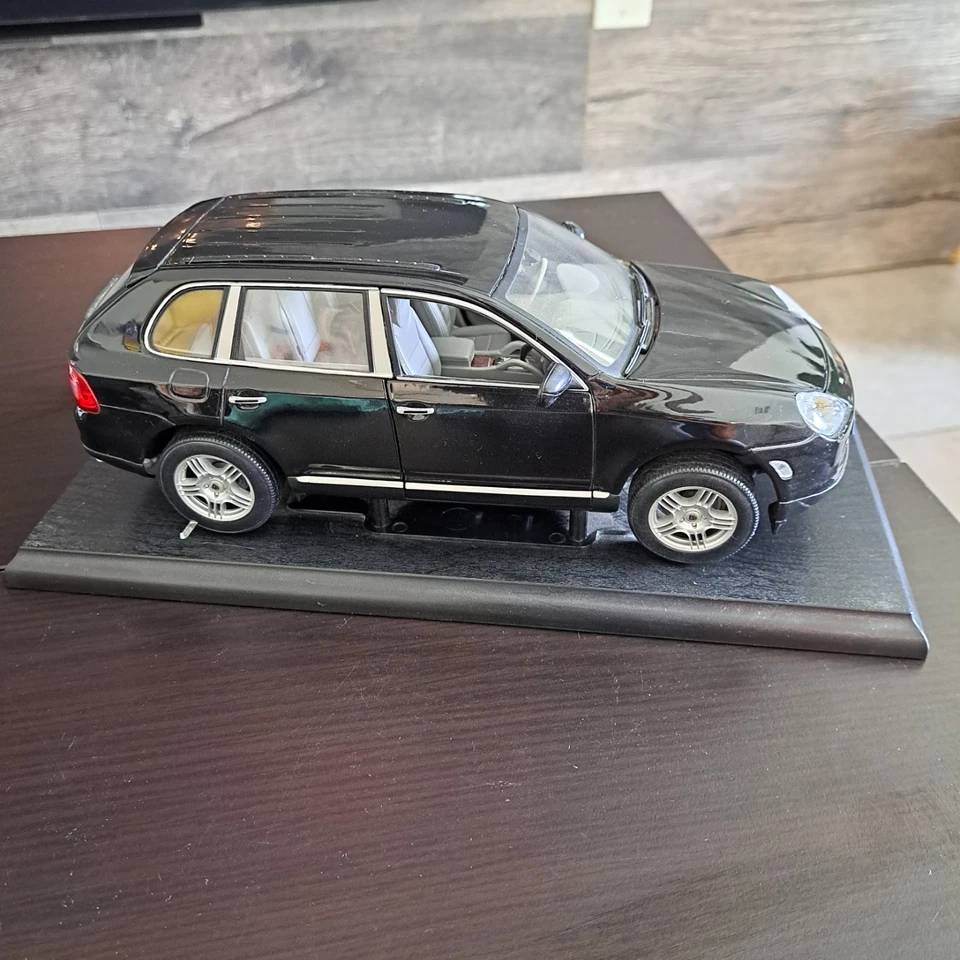 Camión negro coleccionable Porsche Maisto Cayenne Turbo en su caja original Foto 1 de 4