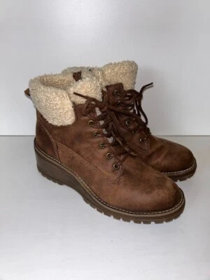 Botas de tacón de cuña con cordones de cuero sintético marrón Fergie para mujer talla 8M Foto 1 de 4