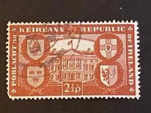 Ireland stamp - 1949 - 2 1/2 pence - Leinster House & Arms of Province - Picture 1 of 2
